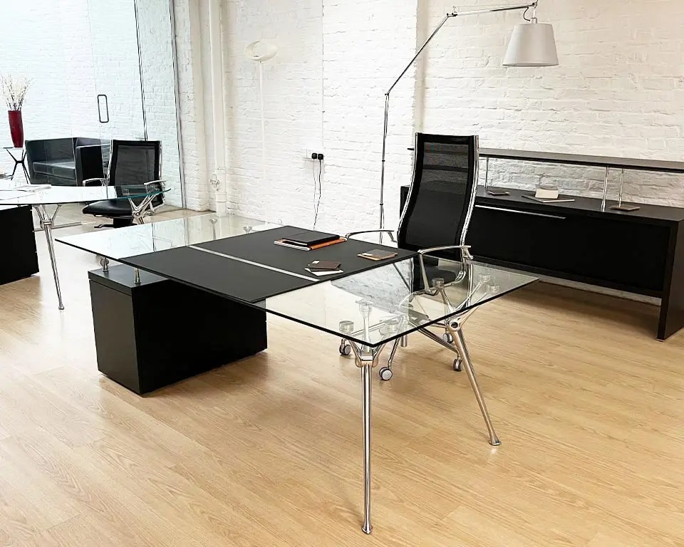 Luxury-clear-glass-desk-with-dra
