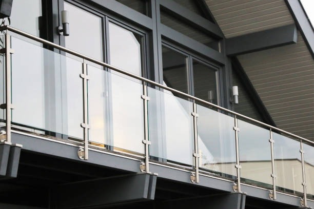 balcony-railing-made-of-glass-an