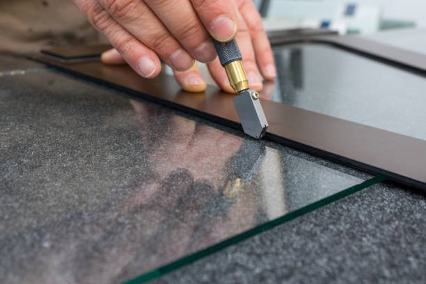 the-glazier-cuts-the-glass-with
